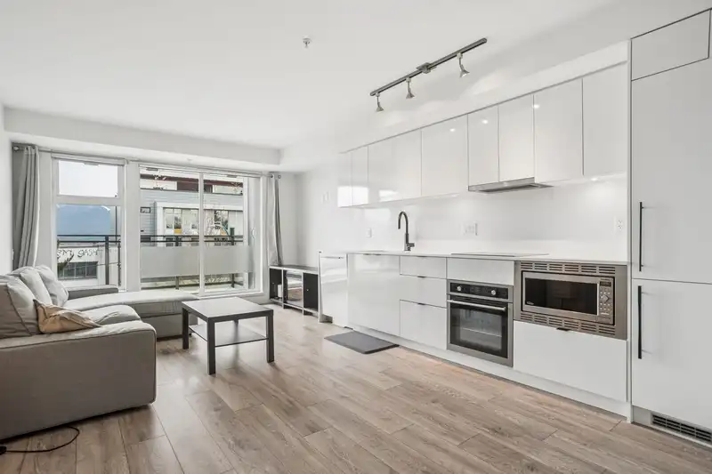 319 630 E BROADWAY - photo 2 of 23