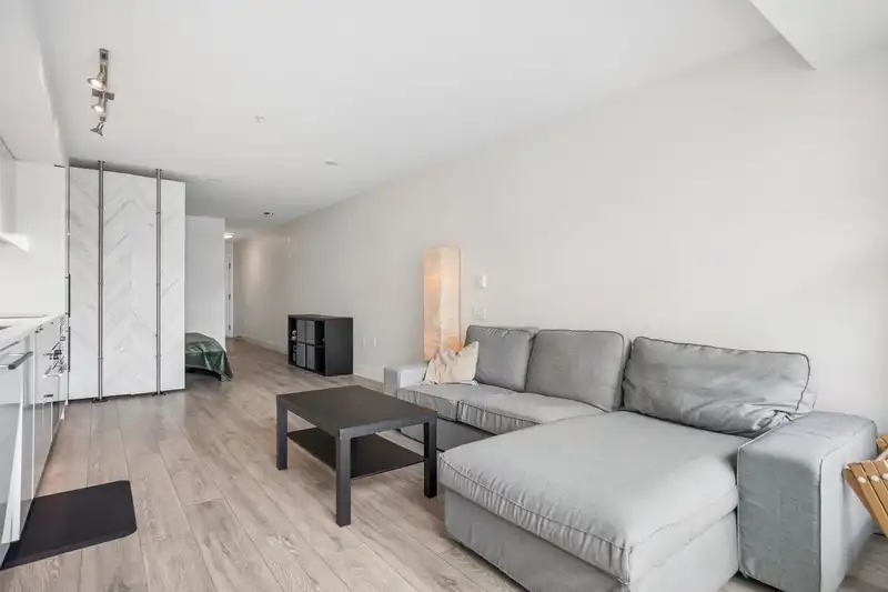 319 630 E BROADWAY - photo 3 of 23