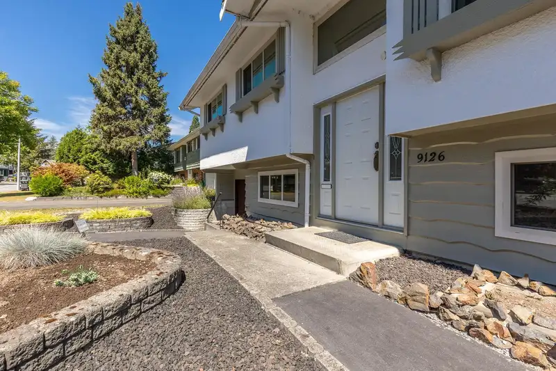 9126 APPLEHILL CRESCENT - photo 4 of 40