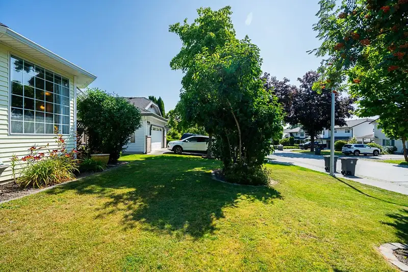 16635 79A AVENUE - photo 4 of 39