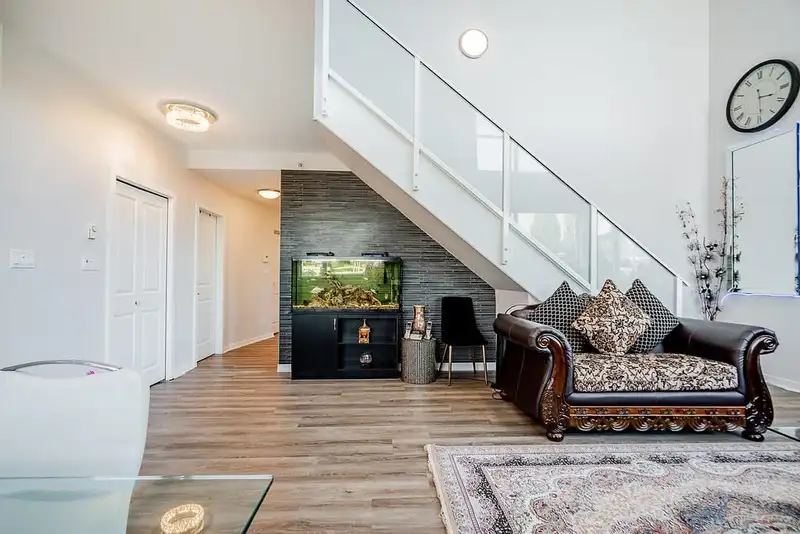 304 2225 HOLDOM AVENUE - photo 4 of 40