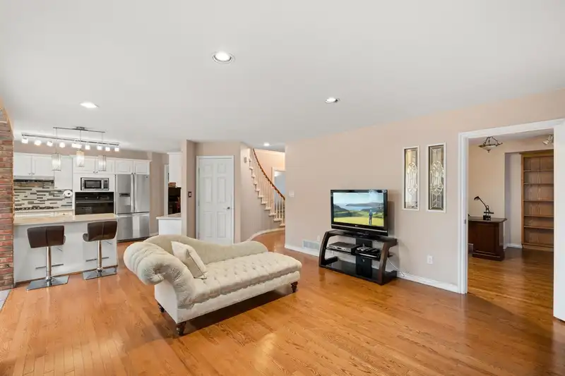 15636 112 AVENUE - photo 2 of 40