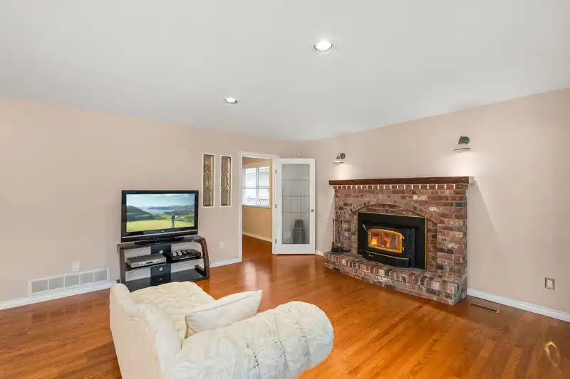 15636 112 AVENUE - photo 3 of 40