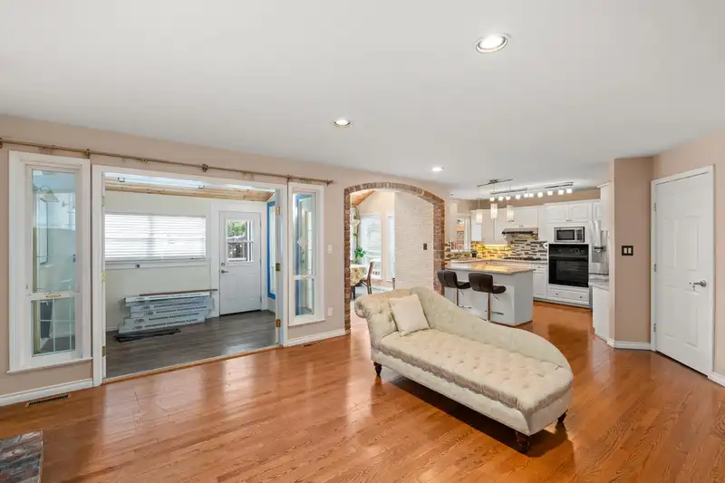 15636 112 AVENUE - photo 4 of 40