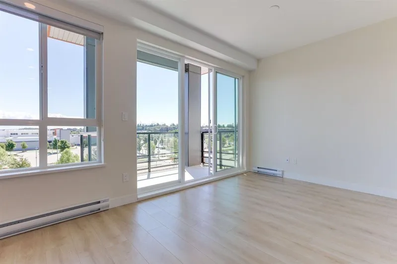 306 1792 STARLING DRIVE - photo 2 of 19