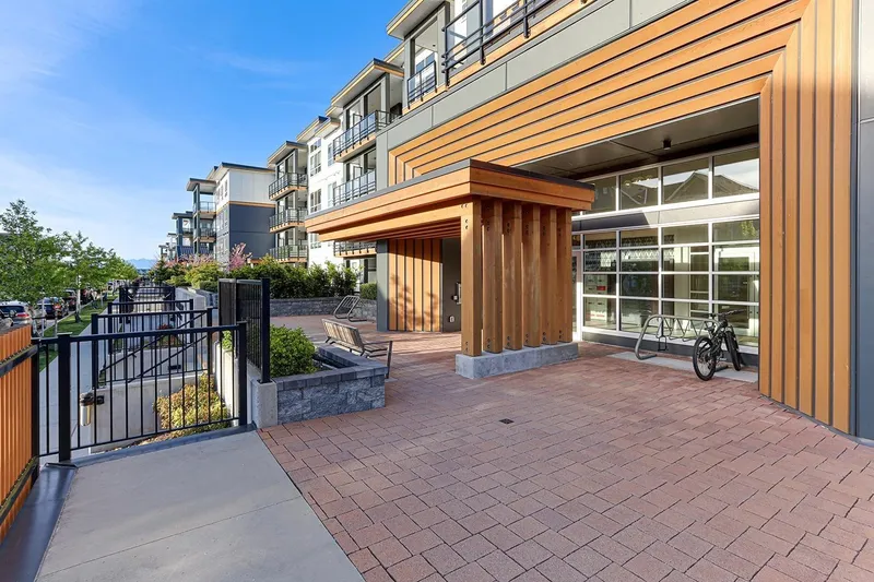 306 1792 STARLING DRIVE - photo 4 of 19