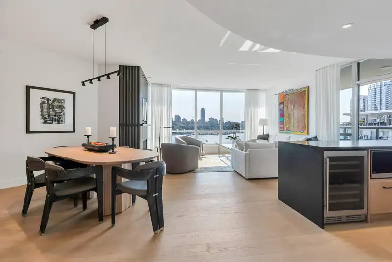 801 1328 MARINASIDE CRESCENT - photo 3 of 40