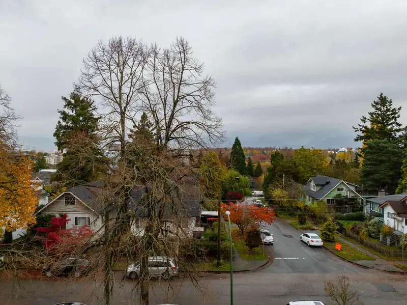 2044 E 22ND AVENUE - photo 4 of 20