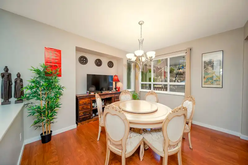 18 BIRCHWOOD CRESCENT - photo 3 of 17