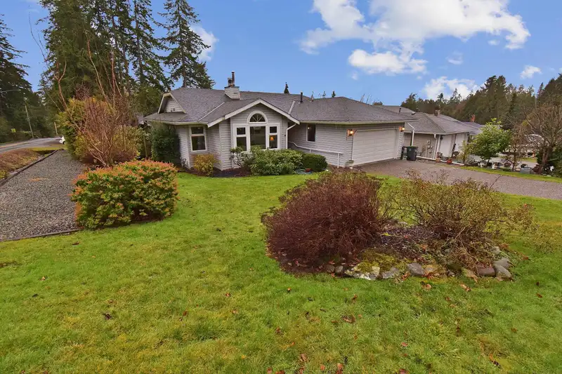 16392 9 AVENUE - photo 3 of 32