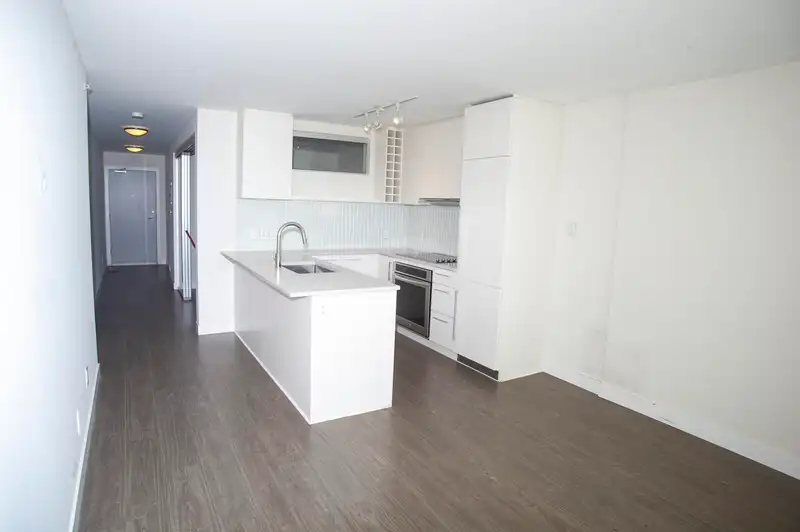 1204 668 COLUMBIA STREET - photo 3 of 14