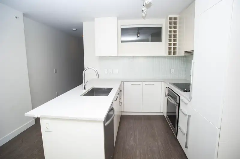 1204 668 COLUMBIA STREET - photo 4 of 14