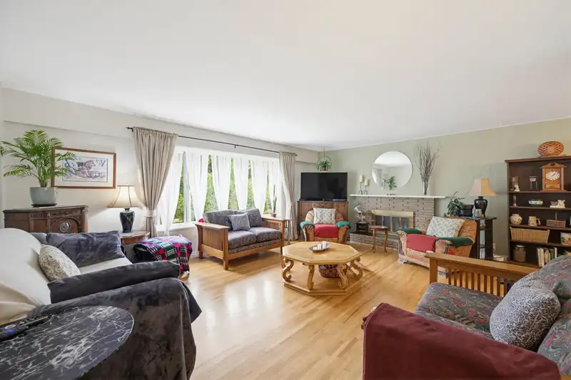 4882 44B AVENUE - photo 2 of 32