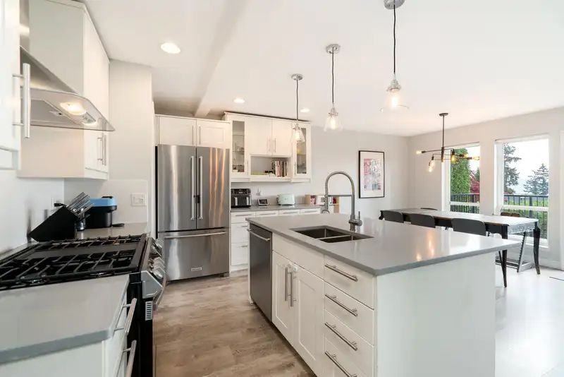 330 RICHMOND STREET - photo 4 of 40