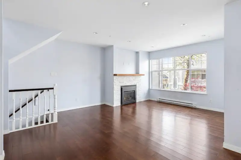 34 2450 HAWTHORNE AVENUE - photo 4 of 24