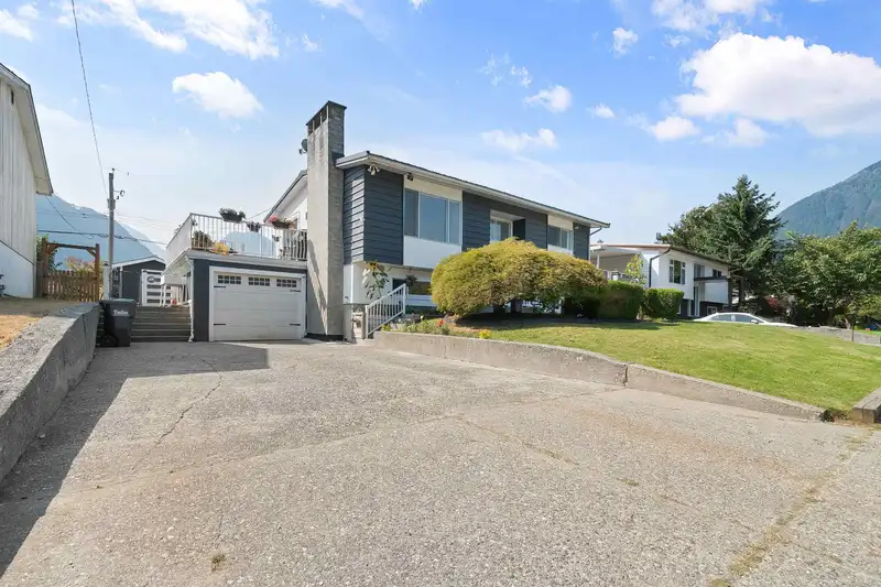 630 THACKER AVENUE - photo 2 of 35
