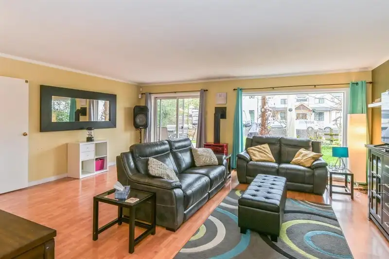 21802 40 AVENUE - photo 4 of 16