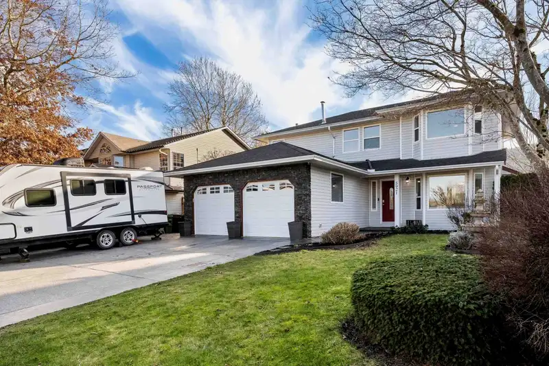 5921 GLENDALE DRIVE - photo 2 of 38