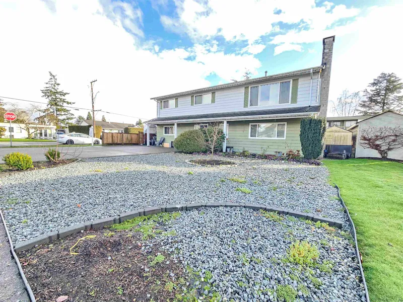 5574 49 AVENUE - photo 3 of 13