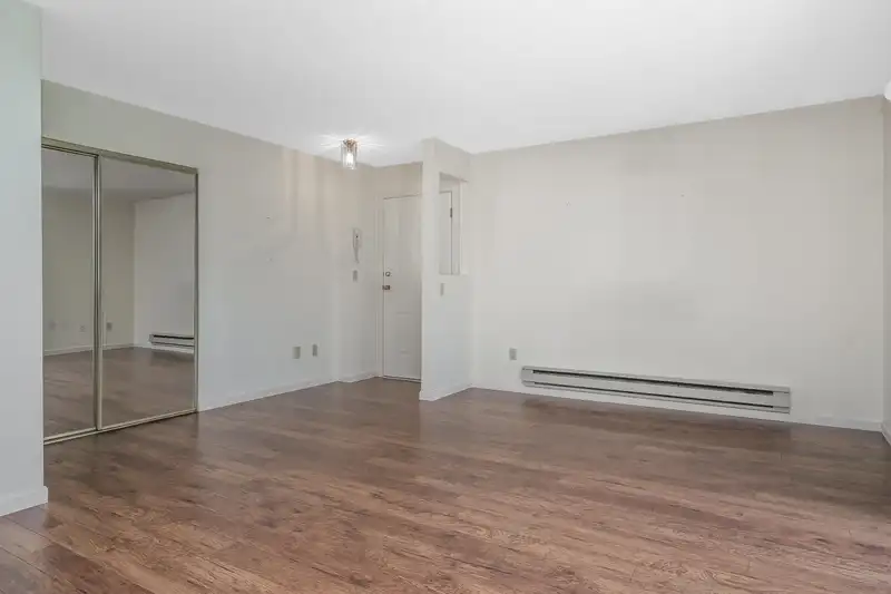 60 2938 TRAFALGAR STREET - photo 4 of 35