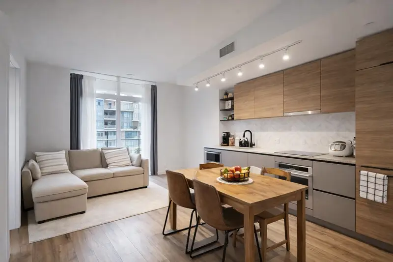 306 10448 UNIVERSITY DRIVE - photo 2 of 7