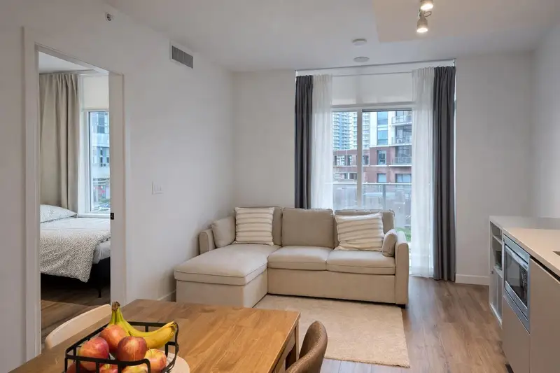 306 10448 UNIVERSITY DRIVE - photo 3 of 7