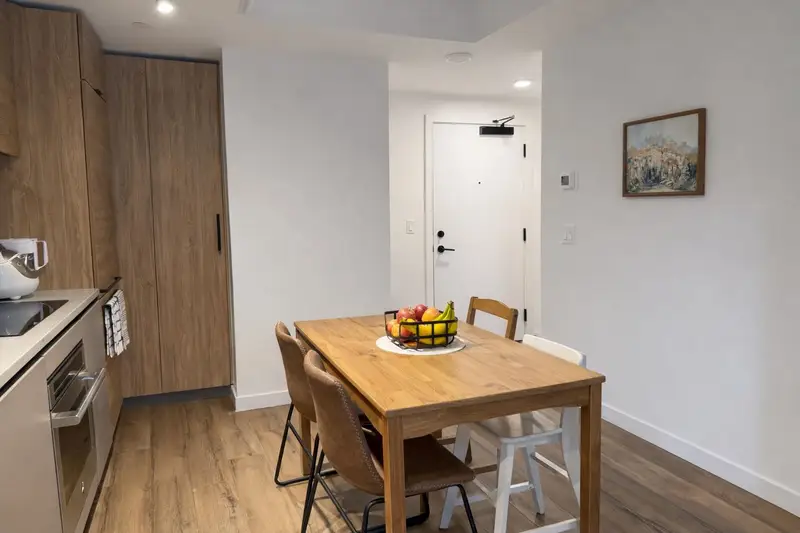 306 10448 UNIVERSITY DRIVE - photo 4 of 7