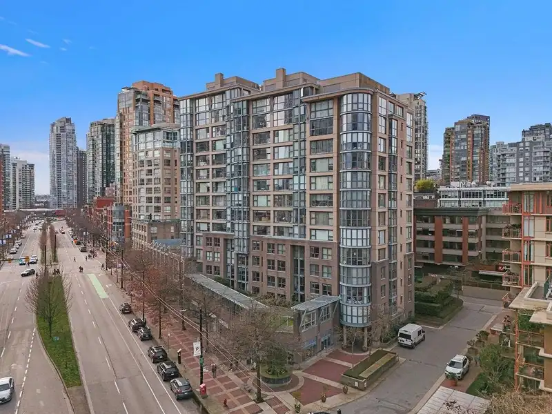 404 238 ALVIN NAROD MEWS - photo 1 of 36