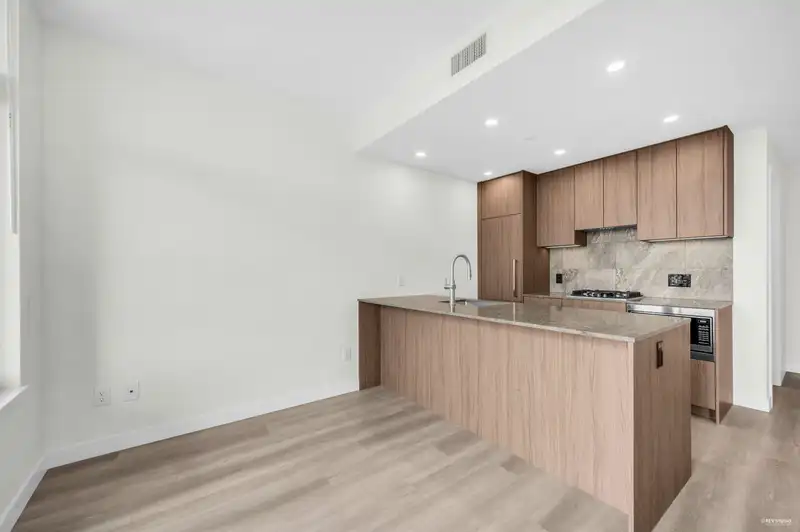 1608 626 CLAREMONT STREET - photo 3 of 33
