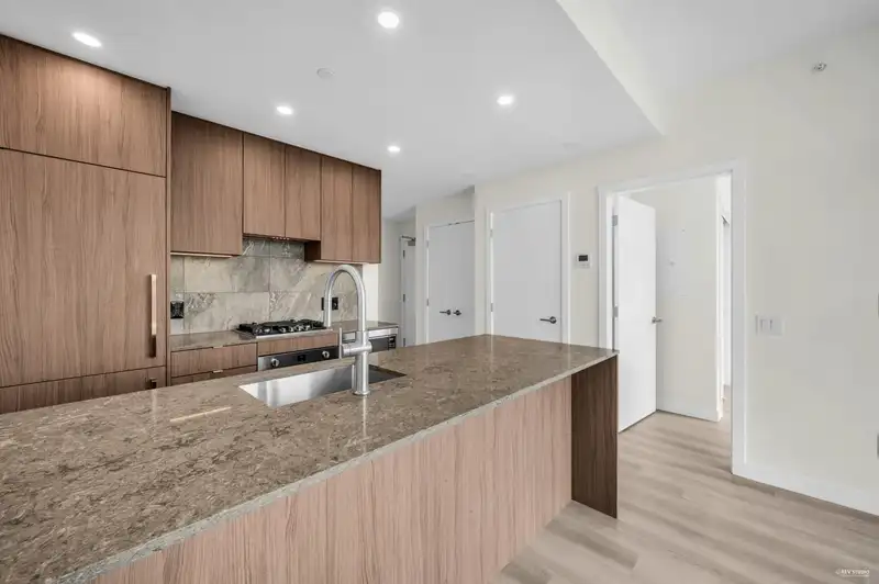 1608 626 CLAREMONT STREET - photo 4 of 33