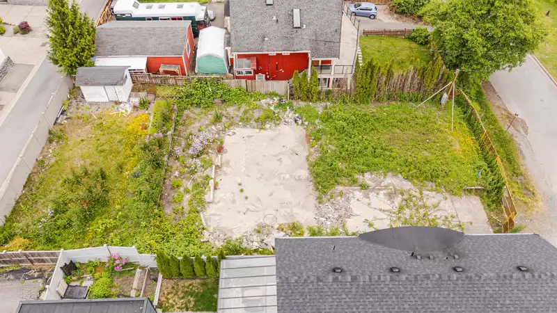 3429 ROXTON AVENUE - photo 4 of 31