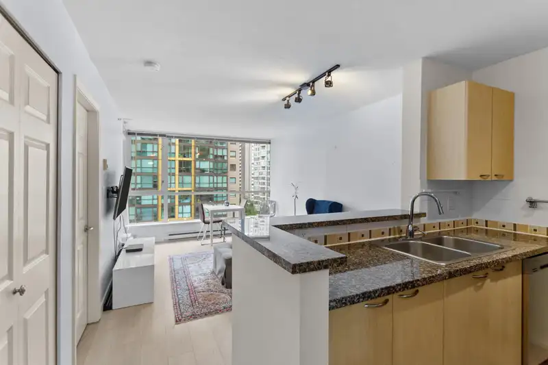 1401 1420 W GEORGIA STREET - photo 2 of 22