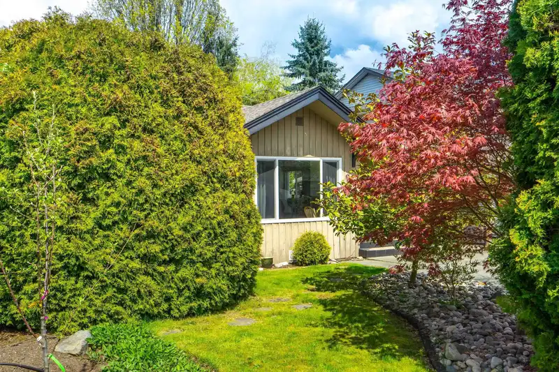 15669 20 AVENUE - photo 2 of 24