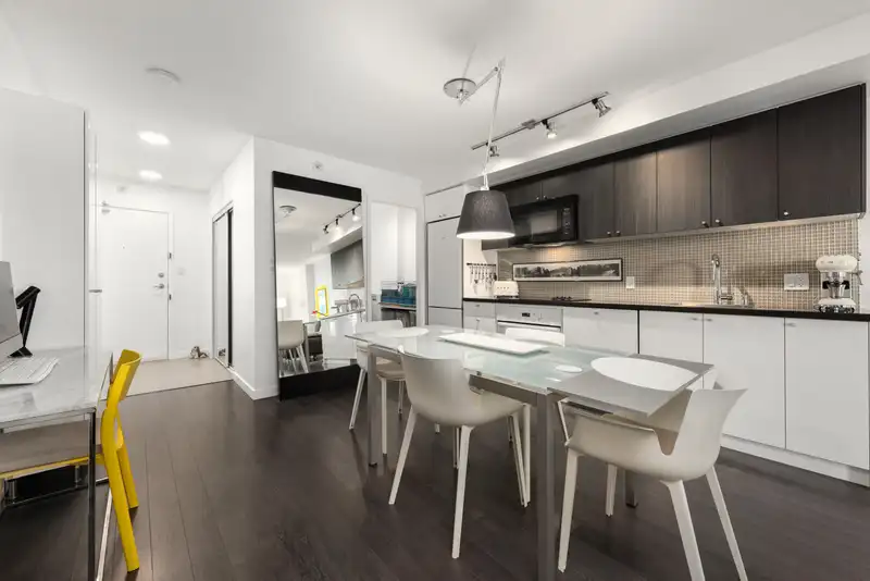 1711 788 HAMILTON STREET - photo 4 of 33