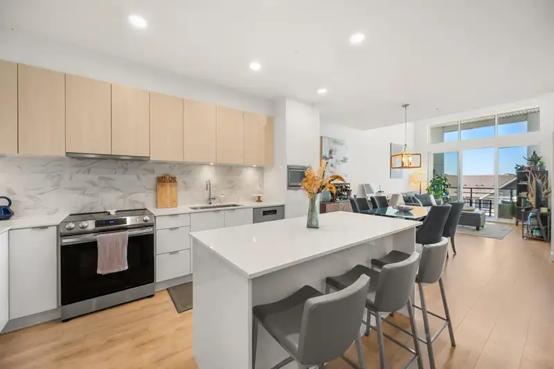 413 1792 STARLING DRIVE - photo 2 of 36