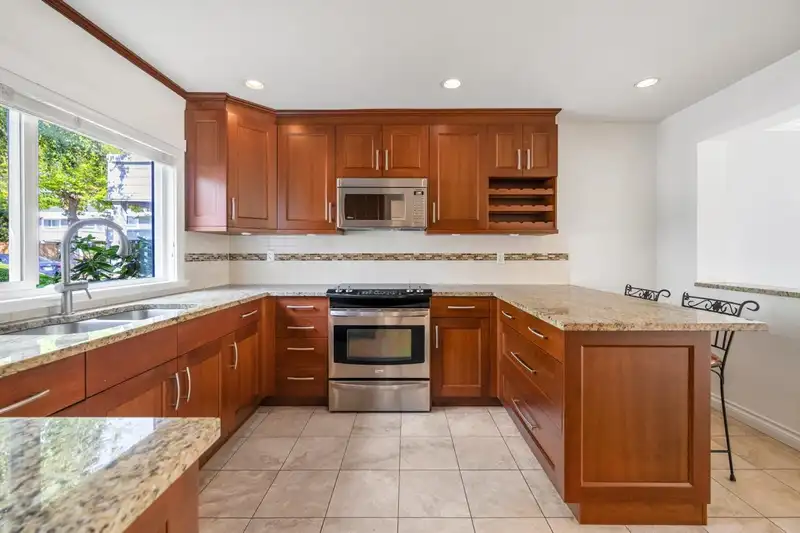 8 3031 WILLIAMS ROAD - photo 2 of 18