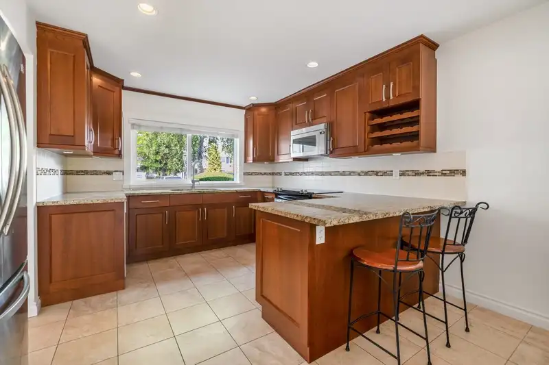 8 3031 WILLIAMS ROAD - photo 3 of 18