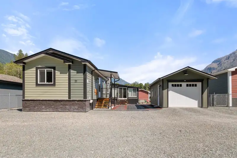 21 59060 LOUGHEED HIGHWAY - photo 1 of 38