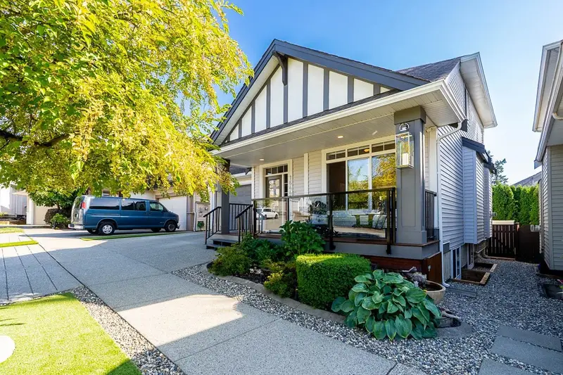 16448 59A AVENUE - photo 3 of 25