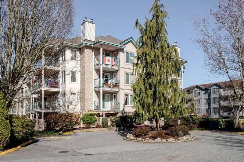401 20453 53 AVENUE - photo 1 of 36
