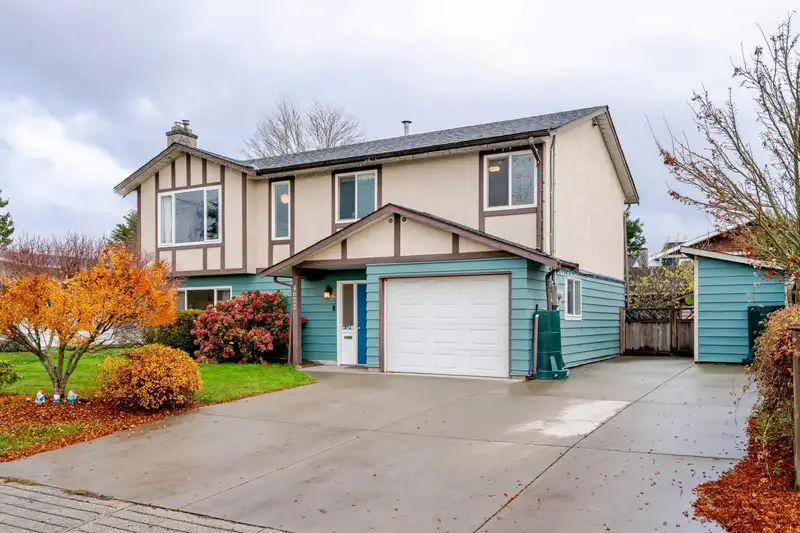 4672 46A STREET - photo 1 of 38
