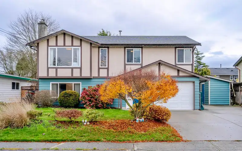 4672 46A STREET - photo 2 of 38