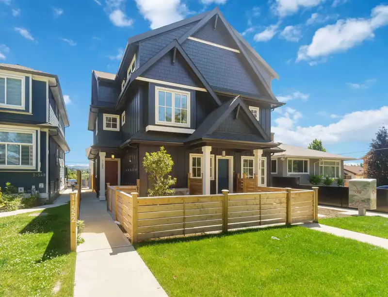 1 550 KASLO STREET - photo 1 of 31