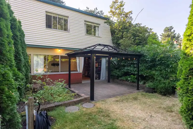 611 WESTVIEW CRESCENT - photo 1 of 38