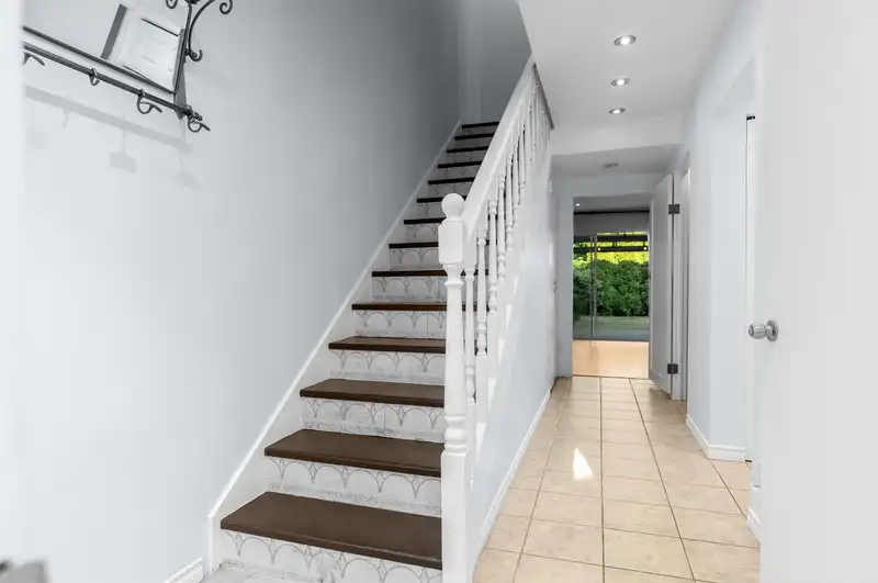 611 WESTVIEW CRESCENT - photo 4 of 38