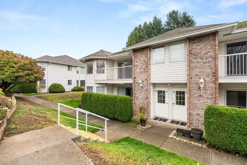 36 2938 TRAFALGAR STREET - photo 2 of 40