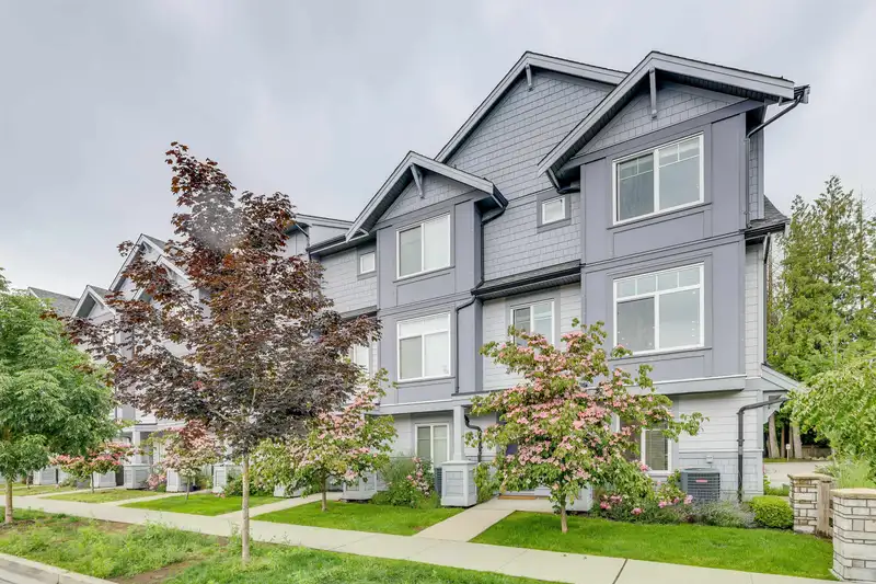 43 19239 70 AVENUE - photo 1 of 26