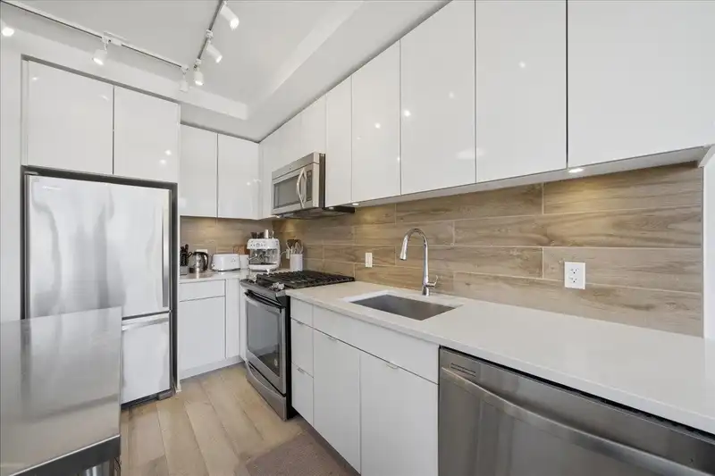 802 200 NELSON'S CRESCENT - photo 4 of 30