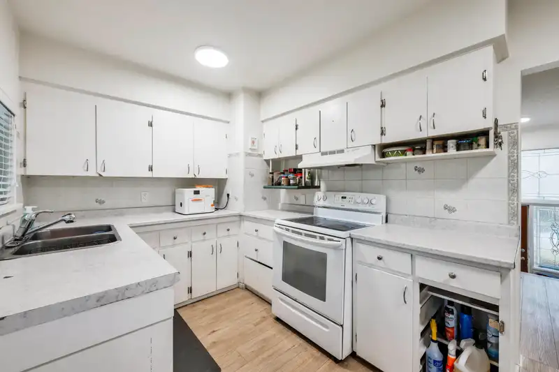 12540 99 AVENUE - photo 4 of 38
