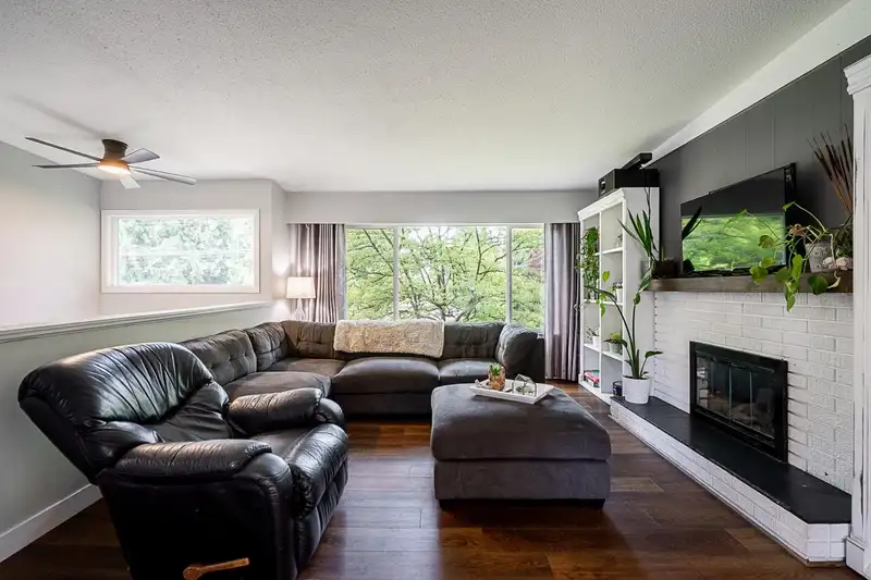 20581 42 AVENUE - photo 3 of 39